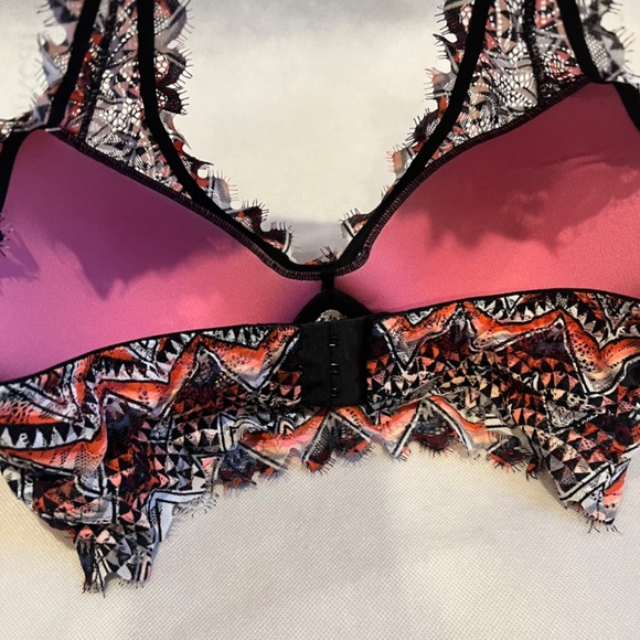 Victoria's Secret Pink Geo Aztec Lace Halter Neck Lightly lined bralette Bra S - Picture 8 of 8